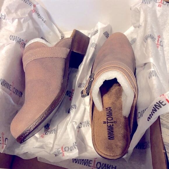 Minnetonka tan/brown leather mules US 6 NEW